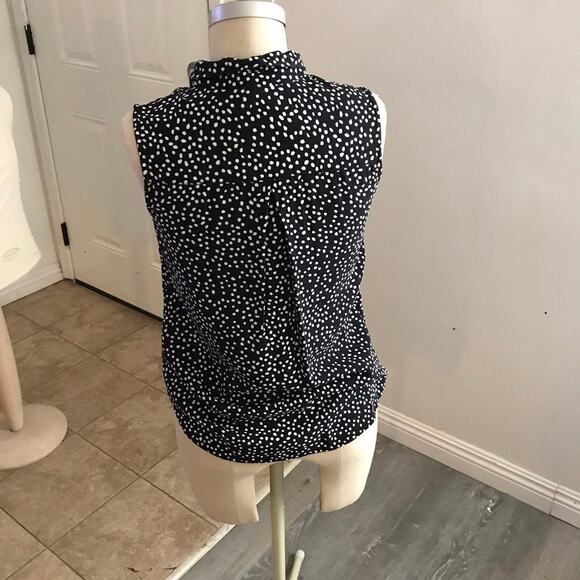 H&M Women's Black Polka Dot Button Front Sleveeless Blouse Size 2 - Picture 2 of 4